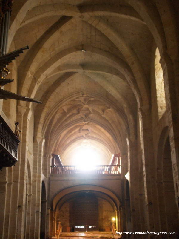 INTERIOR DEL TEMPLO DESDE LA CABECERA